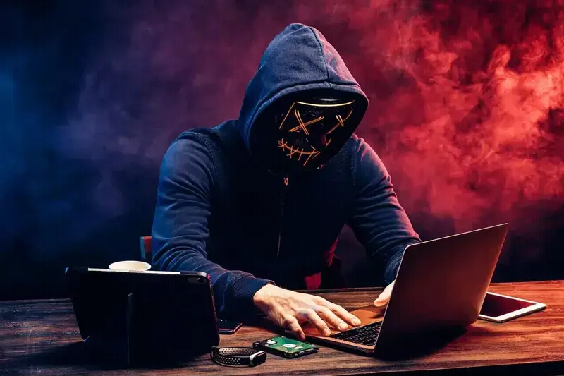 Imagem representativa de um hacker ético trabalhando em um sistema de segurança da informação